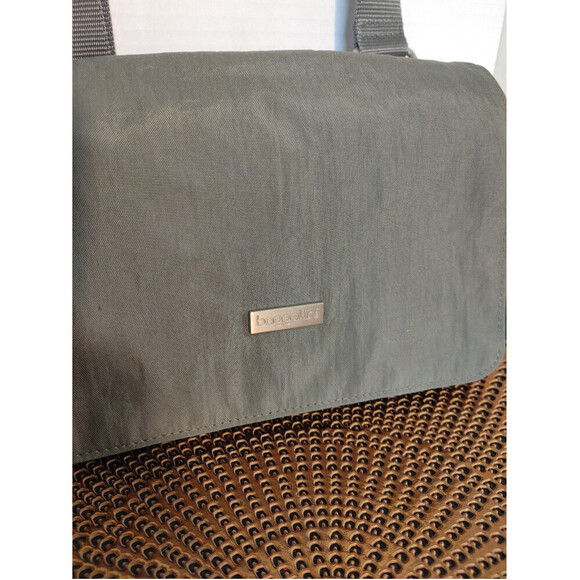Baggallini Crossbody - Picture 2 of 8